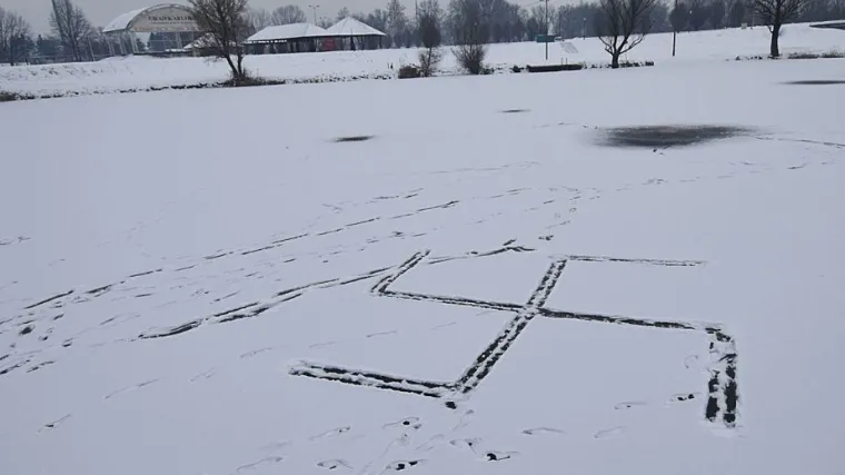 Pokvarili bajkovit ugođaj na Korani: nasred zaleđene rijeke u snijegu nacrtali svastiku