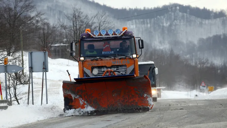Snijeg otežava vožnju, zbog olujnih udara vjetra neke dionice autoceste otvorene samo za osobna vozila