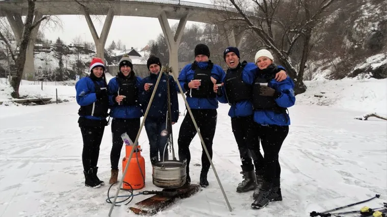 Na zaleđenoj Korani zaigrali hokej, pa onda &ndash; založili vatru i zakuhali vino