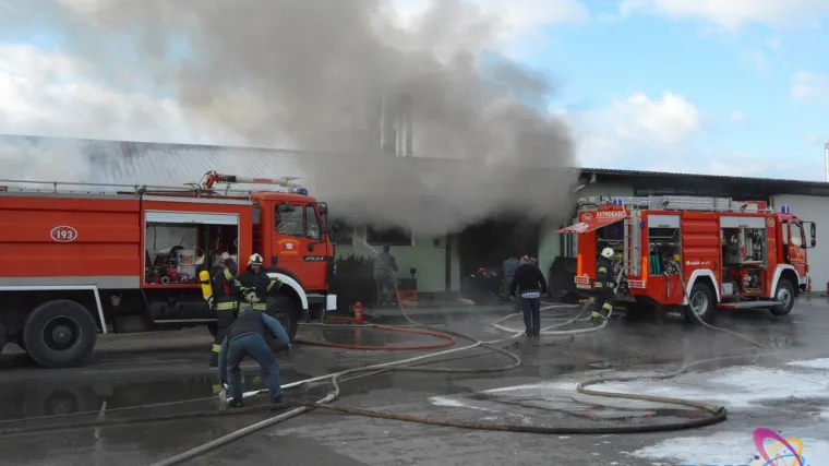 Gorio dio tvrtke prepun kemikalija, vatrogascima pomagali hrabri radnici