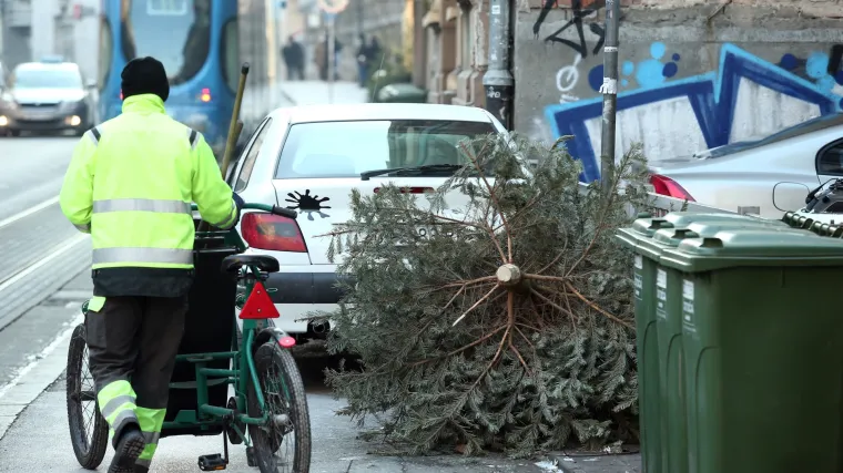Odbačene božićne jelke na nogostupima stvaraju probleme pje&scaron;acima: odložite ih na zelene povr&scaron;ine!