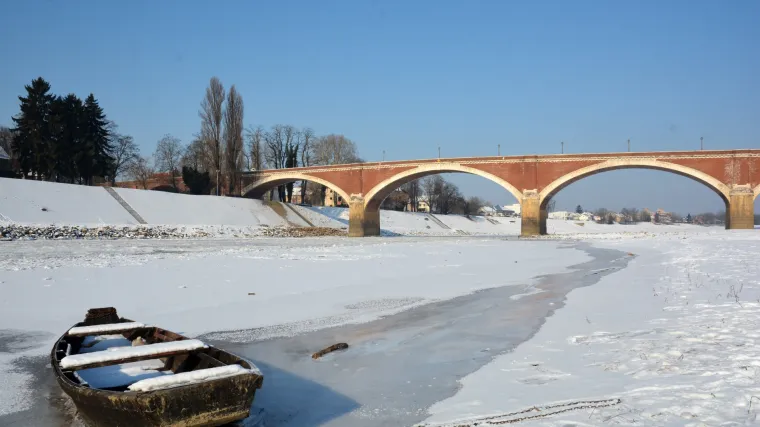 Led spojio dvije obale: zbog niskih temperatura i vrlo niskog vodostaja Kupa u Sisku potpuno zaleđena