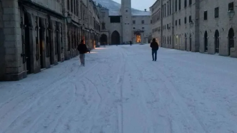 Pod snijegom: kulise za snimanje filma 'Robin Hood: Origins' postavljaju se na Stradunu