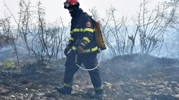 Vatrogascima se smrzla voda pri ga&scaron;enju požara u Dugopolju