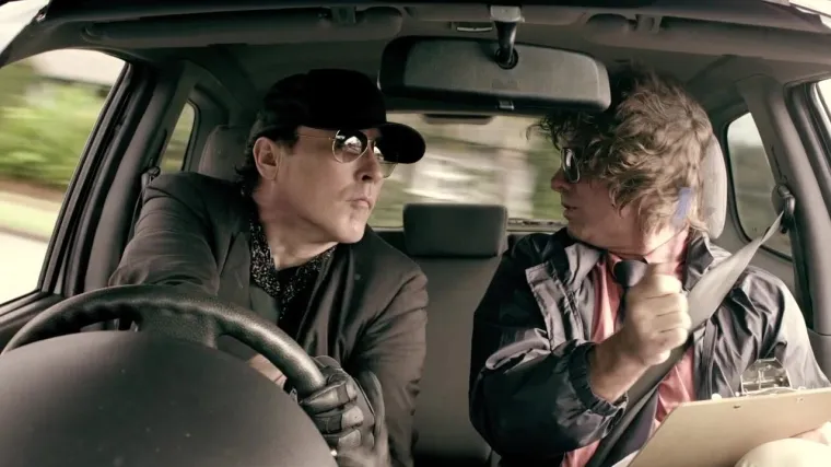 Komedija o biv&scaron;em vozaču utrka koji je sada instruktor vožnje, a ne svojom voljom i pljačka&scaron; (Gas do kraja)