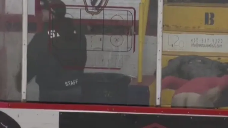 Ludi navijač pokazao &scaron;to misli o suđenju u hokeja&scaron;koj utakmici