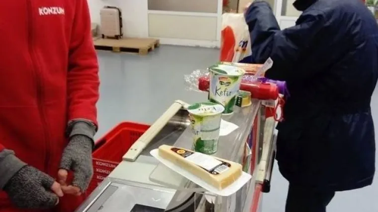 Kakvi su ovo uvjeti za rad? Radnici jednog supermarketa u Dubrovniku smrzavaju se na poslu i rade u rukavicama