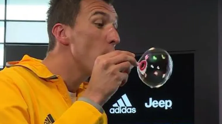 Mandžukić pokazao da može zabiti gol i mjehurićem od sapunice