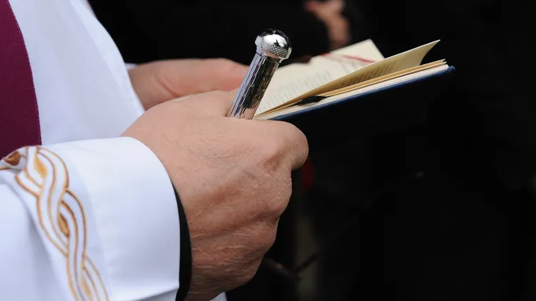 Ministranti kredom ispisuju minus ili 0 na vrata onih koji ne primaju svećenika