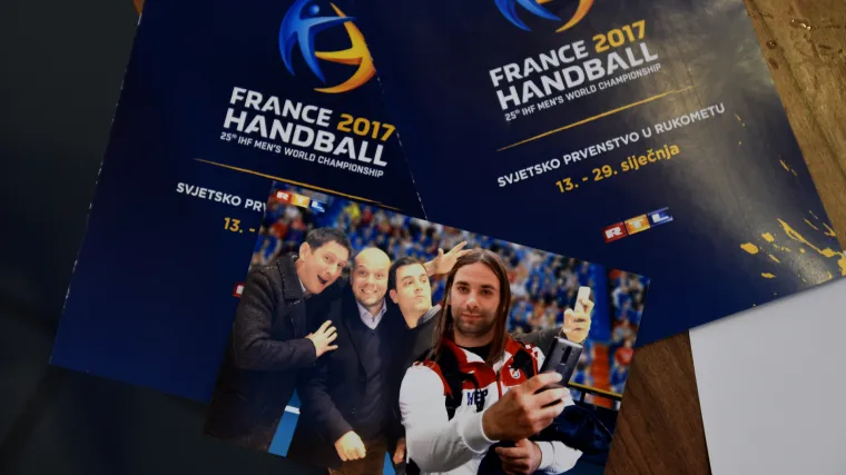 Mirza Džomba i Goran &Scaron;prem okinuli selfie s Ivanom Balićem i rukometnim fanovima