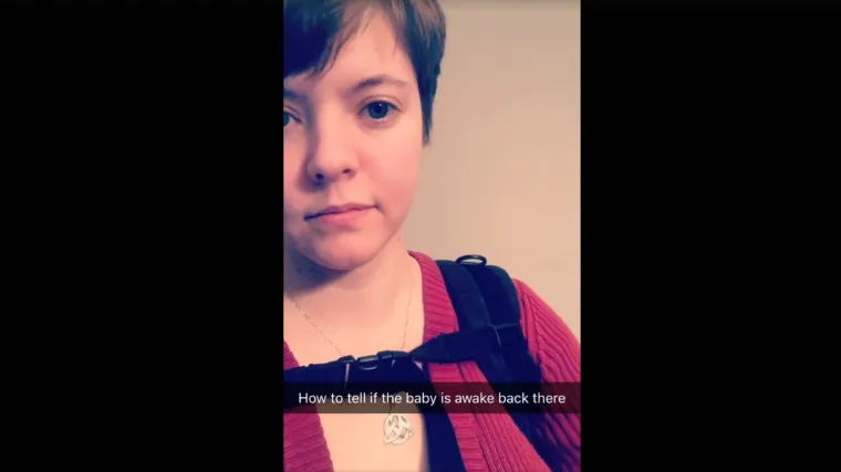 Otkrila kako provjeriti spava li beba dok je nosi na leđima