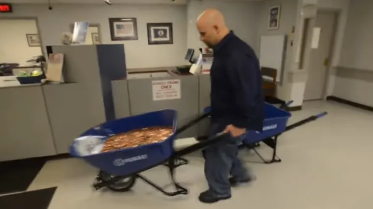 Platio porez sa 300.000 kovanica i natjerao uhljebe da ostanu dulje na poslu