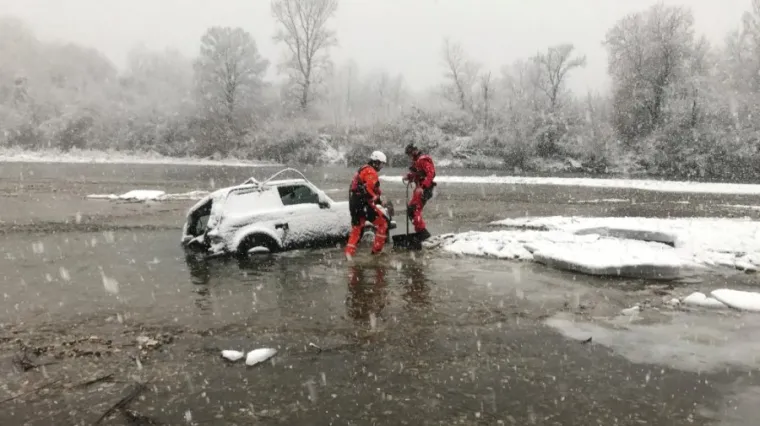 'Genijalci' vozili Ladu po zamrznutoj Dravi, spa&scaron;avali ih HGSS-ovci