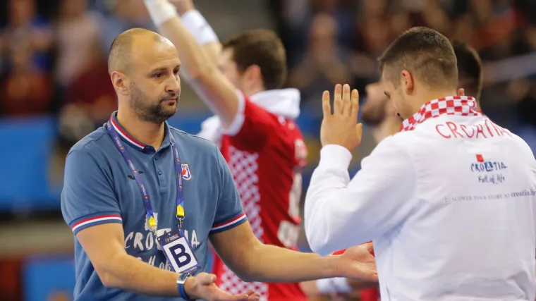 'Da znam kako spriječiti crne rupe, sigurno bismo ih spriječili. Imate kakvu ideju?'