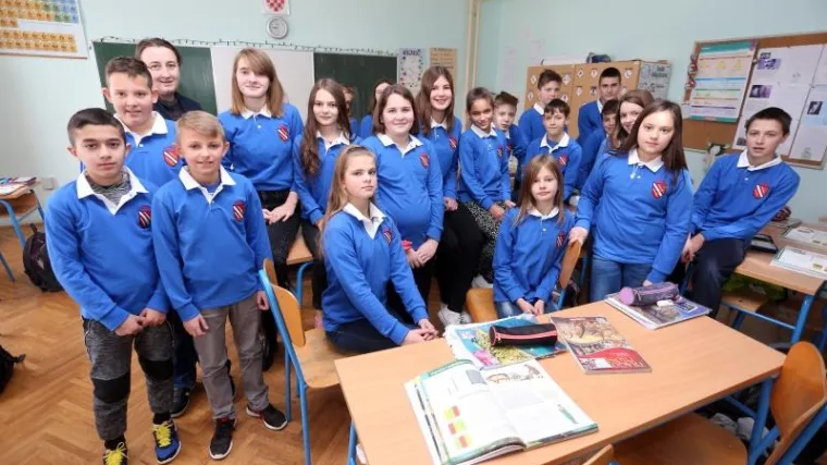 Svi kao jedno: đaci i učitelji u Bariloviću u drugo polugodi&scaron;te krenuli u &scaron;kolskoj uniformi