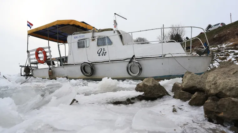 Led okovao rijeke - na Dunav ipak stigao mađarski ledolomac: prijete li poplave?