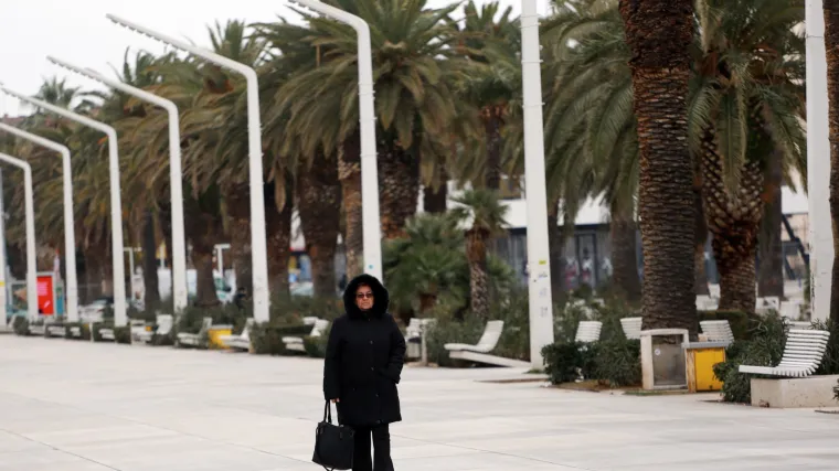 Pahulje zalepr&scaron;ale i u Splitu: zbog snijega na Korčuli na snazi zimski uvjeti, vatrogasci zasad bez intervencija