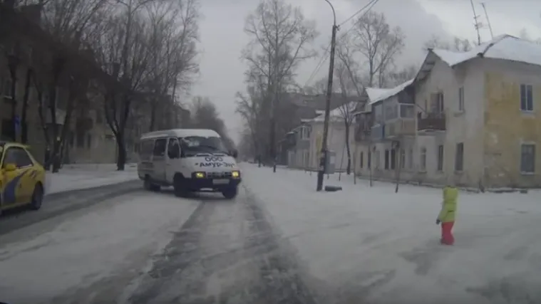 Da nije urnebesno, bilo bi tragično: auto u prolazu 'pokupio' naljenije dijete na svijetu