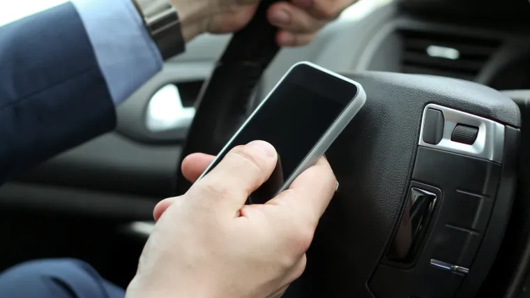 Trend i dalje u porastu: mobilne telefone u autu na cesti koristi tri četvrtine vozača u Sloveniji