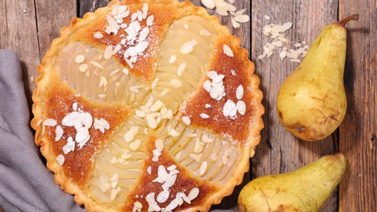 Kolač od krušaka i badema kao stvoren za uživanje u zimi