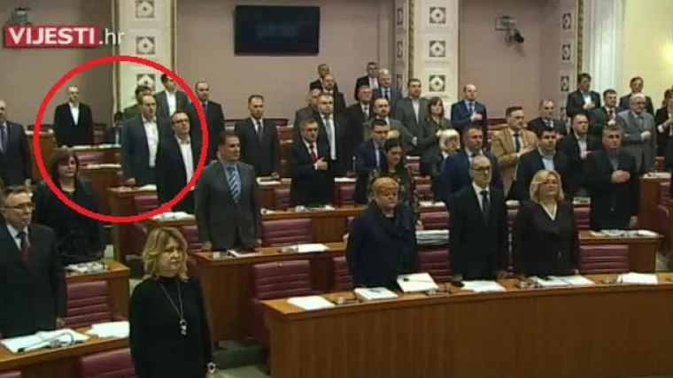 Ivan Pernar sjedio tijekom intoniranja himne u Saboru: 'Neće me domoljublju učiti oni koji zadužuju i rasprodaju na&scaron;u zemlju'