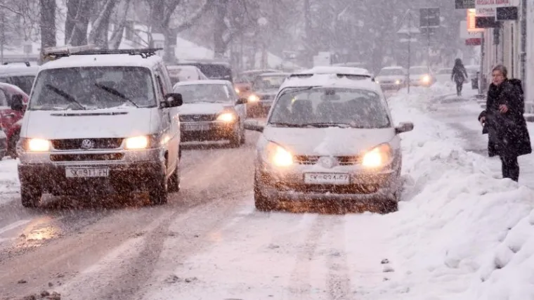 Snijeg i orkanska bura zatvorili brojne prometnice!