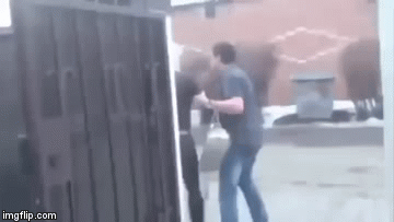 Shvatio da ga cura vara pa je doslovno bacio u smeće