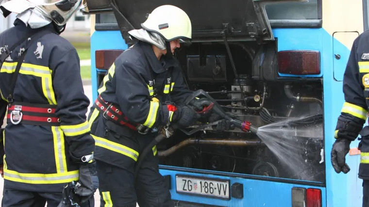 Autobus ZET-a se zapalio u vožnji: 'Prepali smo se, dim je sukljao sa svih strana'