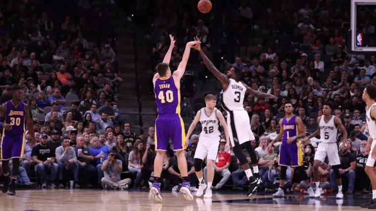 Ivica Zubac upisao prvi double-double u NBA zabiv&scaron;i 11 ko&scaron;eva i ugrabiv&scaron;i 13 skokova u porazu Los Angeles Lakersa