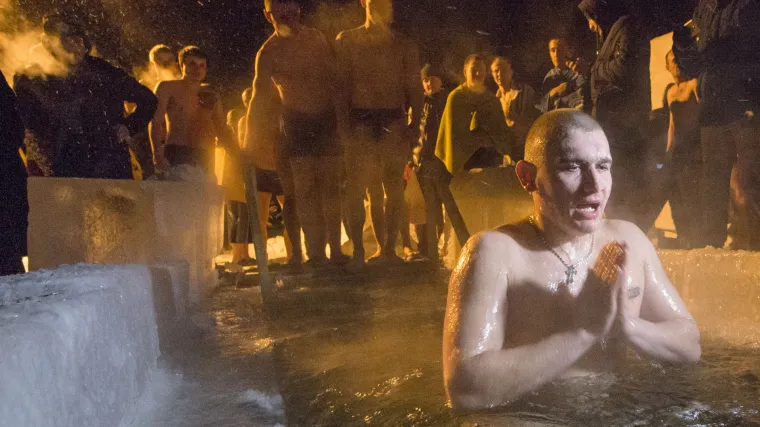 Dva milijuna Rusa okupalo se u ledenoj vodi za pravoslavno Bogojavljenje