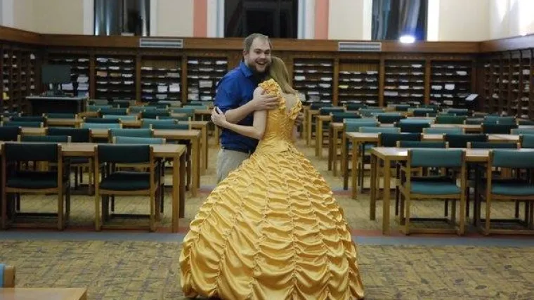 Apsolutni pobjednik kreativnosti: djevojci sašio Bellinu haljinu za tematsku prosidbu 'Ljepotica i zvijer'