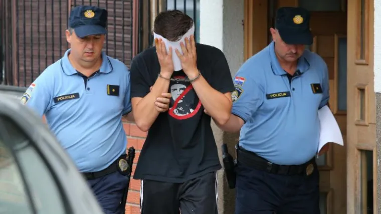 Mladić zaklao roditelje i dva dana proveo s njihovim tijelima