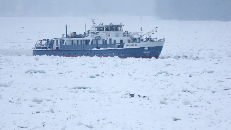 Borba s ledom na Dunavu: mađarski ledolomac iz Vukovara krenuo uzvodno put Dalja