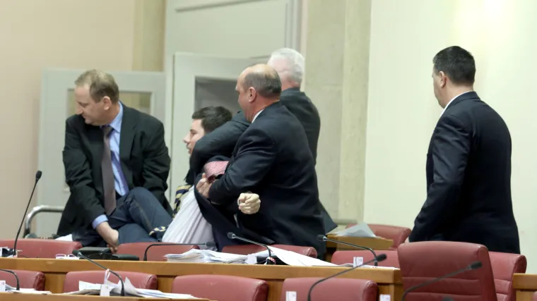 Između ostalog, Reiner je izgubio živce jer je Pernar jeo jabuku u sabornici i dobacivao mu iz klupe