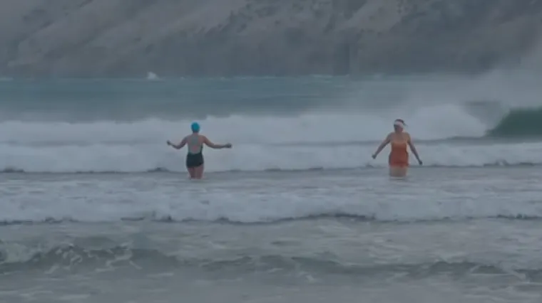 Ljep&scaron;a strana bure: dvije Rabljanke okupale se u moru unatoč buri i hladnoći