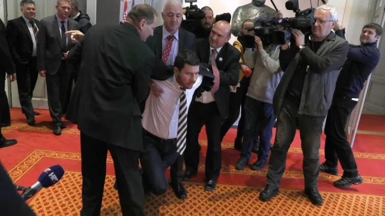 Pernara 'deložirali' iz sabornice, on sve snimao uživo: 'Ovo je demokracija! Ovo je HDZ!'