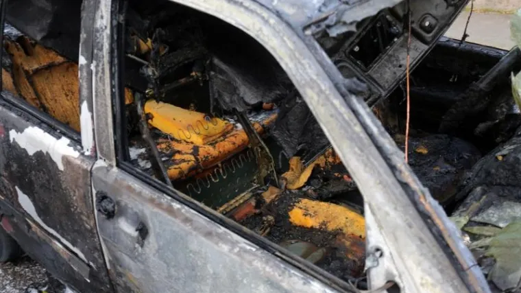 Vatra s kontejnera zapalila dva vozila