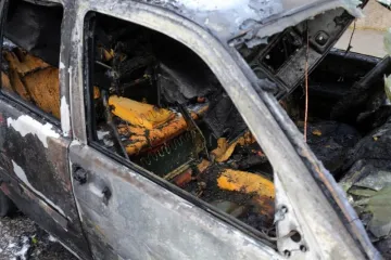 Vatra s kontejnera zapalila dva vozila