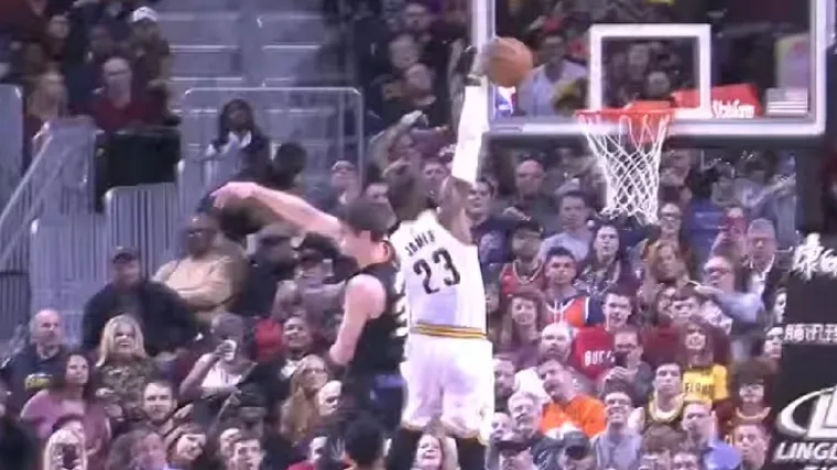 Pogledajte brutalno zakucavanje LeBrona Jamesa pored 'upla&scaron;enog' Hrvata