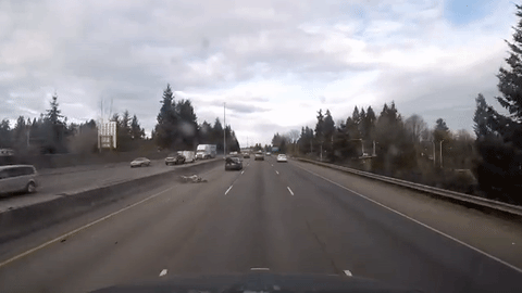 Motociklist se velikom brzinom zabio u automobil pa se odvezao na prtljažniku