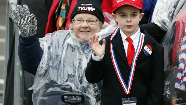 Trump pozvao da se 'kupuje američko', no odakle su kape koje su postale za&scaron;titni znak njegove kampanje?