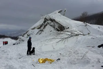 Nema znakova života u ru&scaron;evinama talijanskog hotela pod lavinom