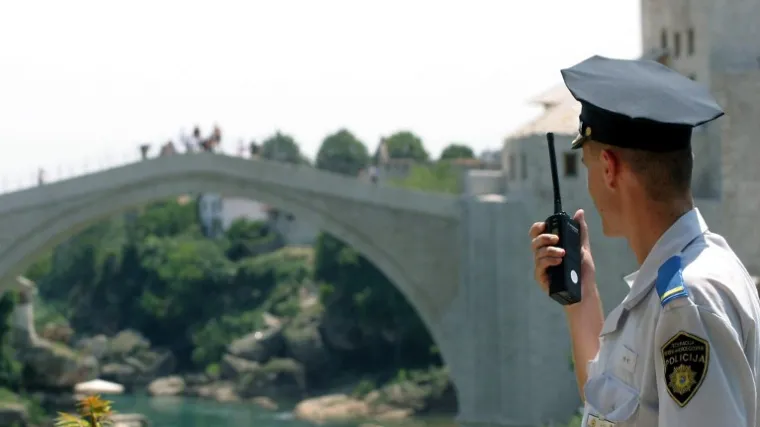 Napadači ih gađali pepeljerama i prijetili pištoljem