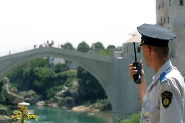 Napadači ih gađali pepeljerama i prijetili pištoljem