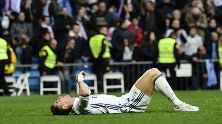 Najbolji svjetski nogometa&scaron; gleda u nebo i traži odgovore