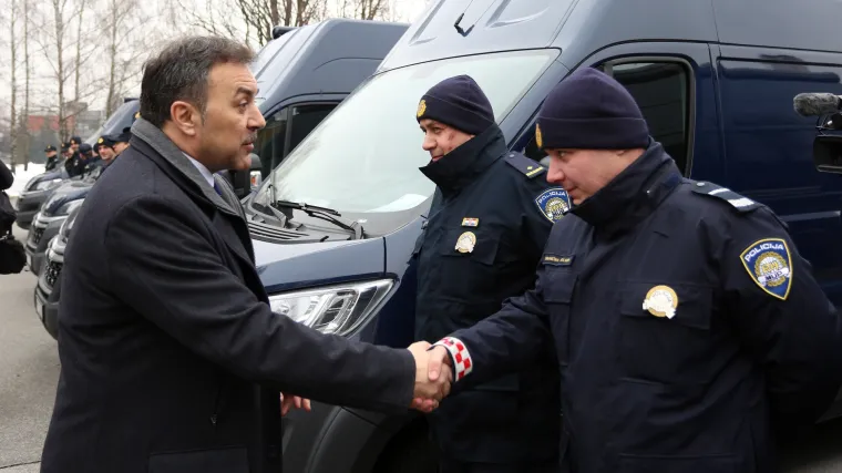 Ministar unutarnjih poslova uručio graničnoj policiji nova vozila - 23 Schengen busa za nadzor državnih granica