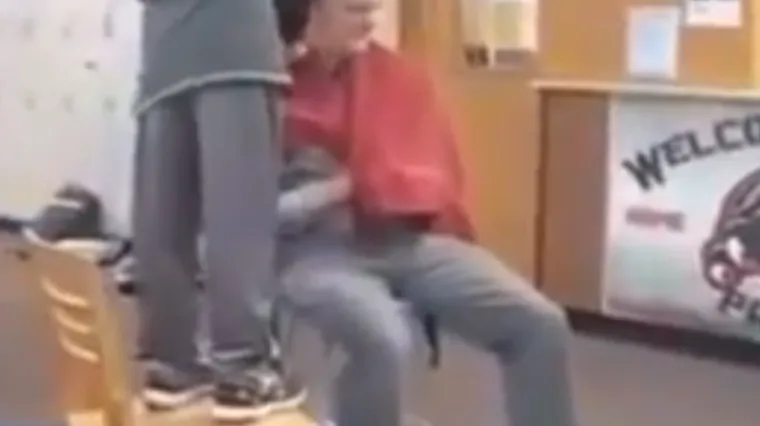 Ravnatelj &scaron;kole dao se obrijati na ćelavo kako bi podržao maltretiranog učenika