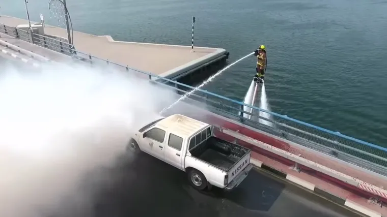 Vatrogasci u Dubaiju gase vatru pomoću jetpackova