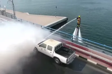 Vatrogasci u Dubaiju gase vatru pomoću jetpackova