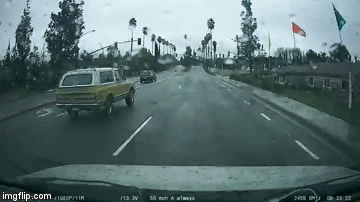 Projurio kroz crveno i zbog svoje gluposti razbio dva auta